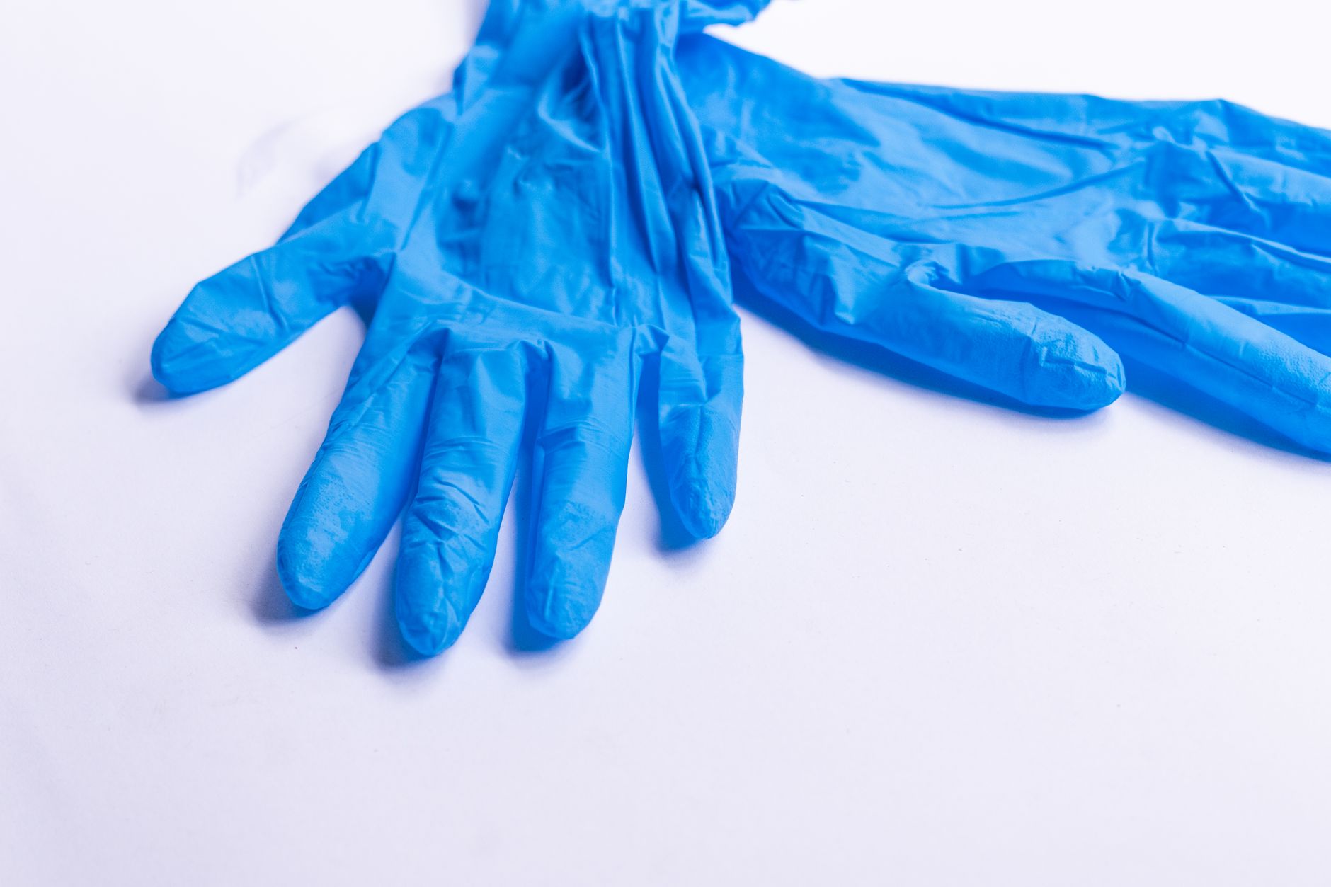 paire de gants en nitrile bleu poses a plat cov Débuter la résine époxy : mes 10 essentiels pour bien séquiper (sans se planter)