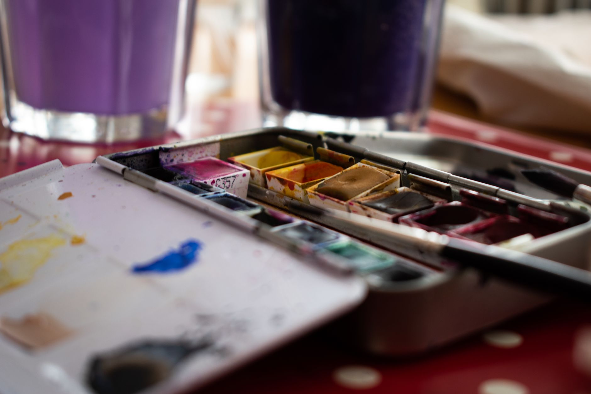 palette de peinture avec godets de couleurs et pinceaux cov Se mettre à la pâte polymère : le matériel qui sert vraiment (et celui quon peut zapper)