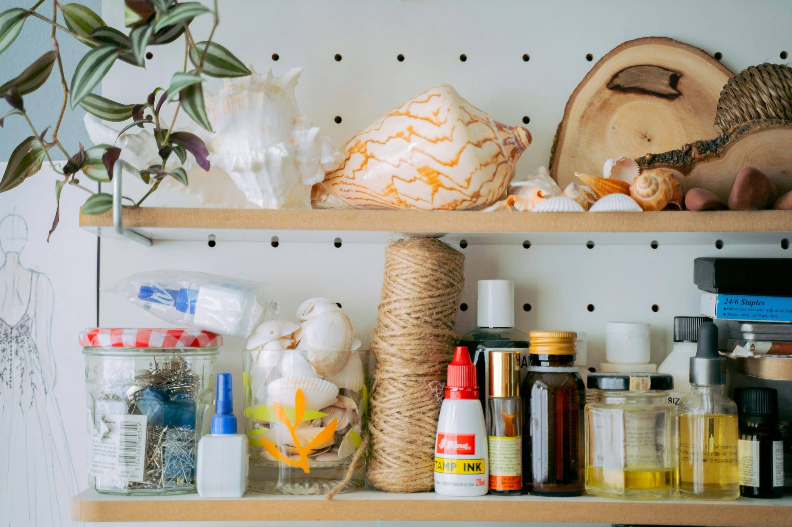 panneau perfore mural src Ma sélection du moment : 10 solutions pour (enfin) ranger son atelier créatif