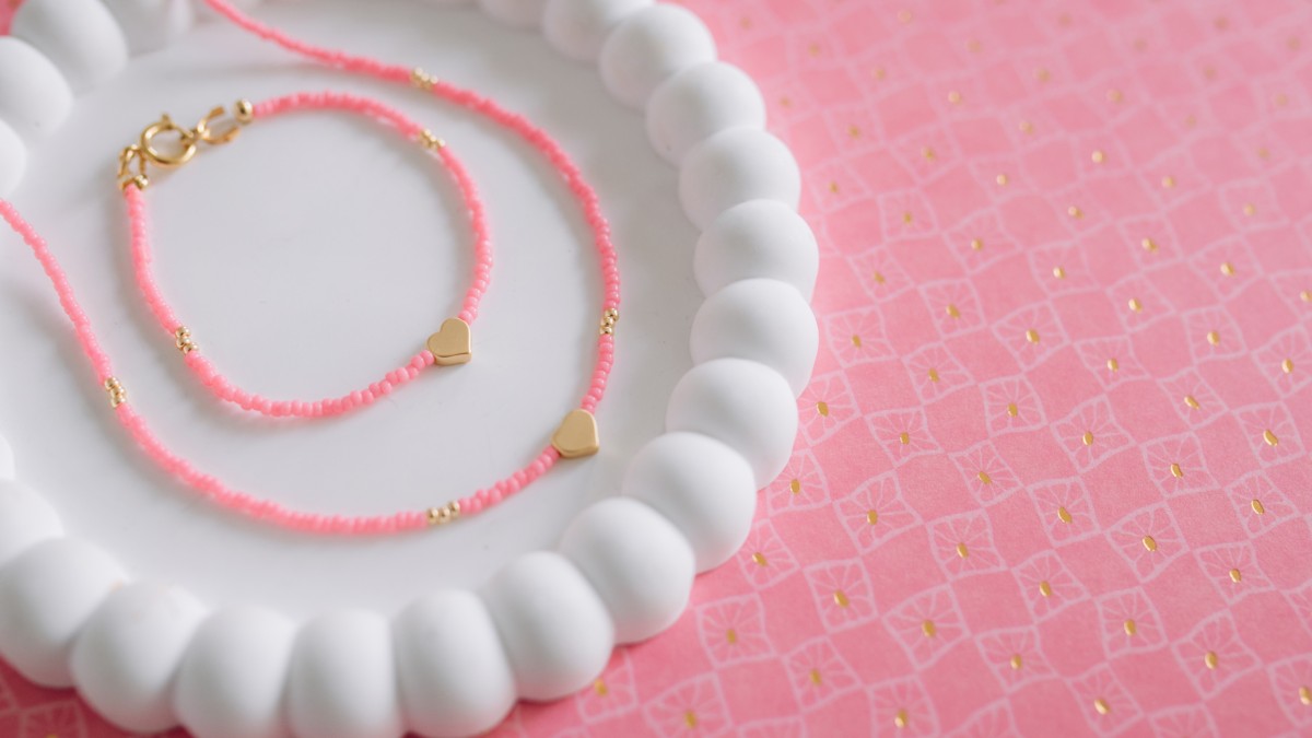 parure collier et bracelet miyuki roses et dores avec breloques coeur src Sortir des sentiers battus : 11 idées pour marier les perles Miyuki à autre chose