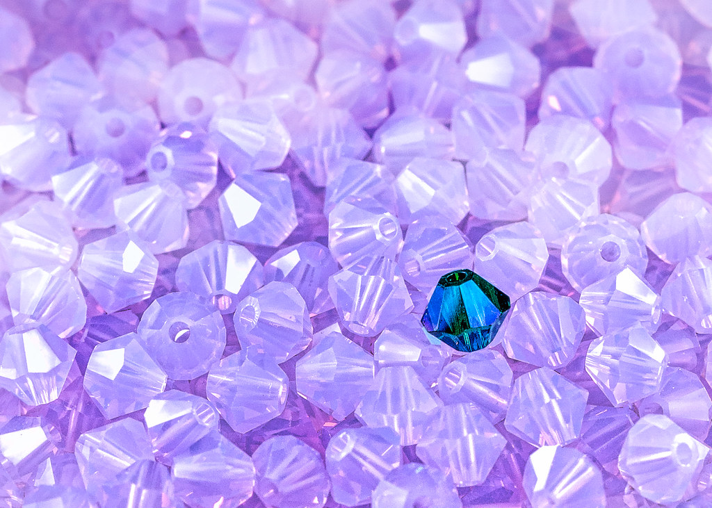perles de rocaille translucides rangees en vrac avant tri cov Ma sélection du moment : 10 solutions pour (enfin) ranger son atelier créatif