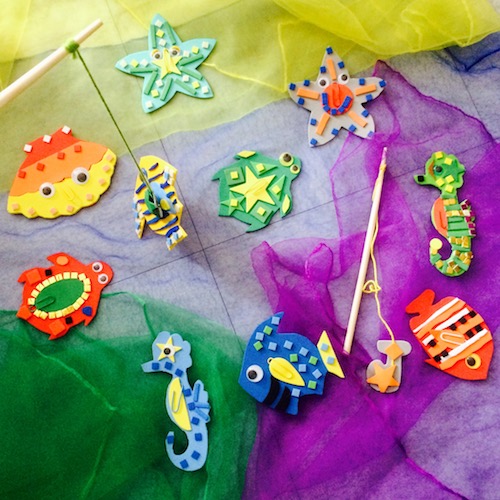 petits poissons en mousse pour un jeu de peche a la ligne fait maison src Petit tour dhorizon : 11 jeux et activités sensorielles à fabriquer avec les enfants