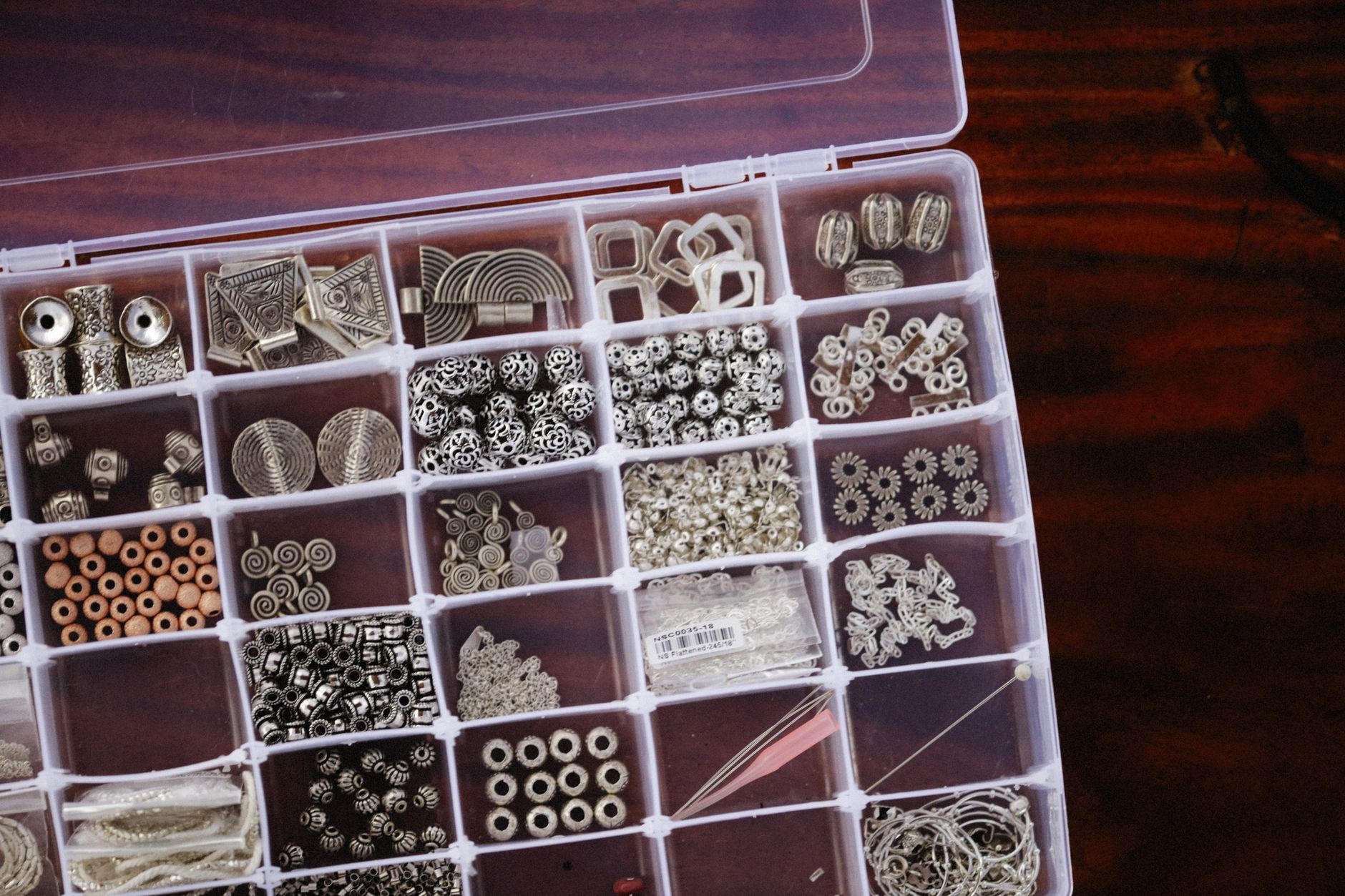 rangement cover Dans les coulisses de mes bijoux en perles Miyuki : mes 10 petites trouvailles indispensables