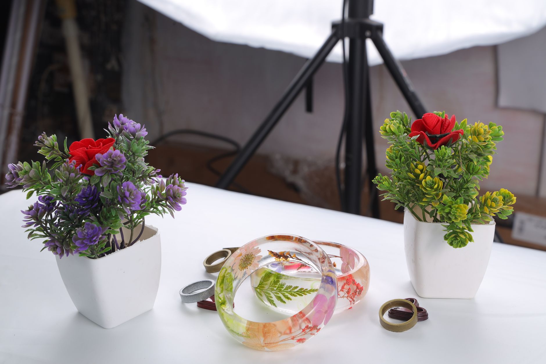 Bijoux et bracelet en résine incrustés de fleurs séchées
