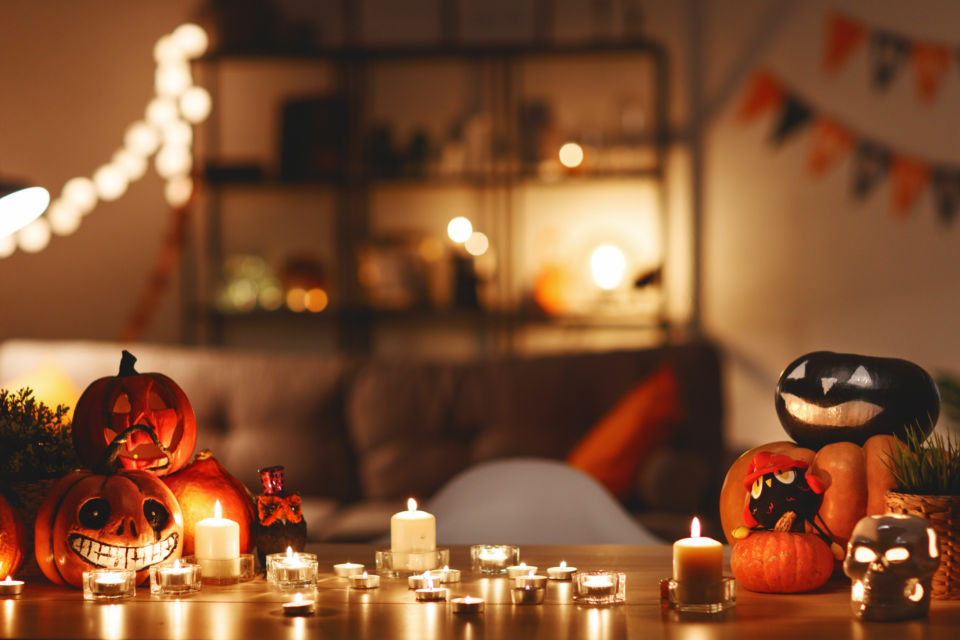 table basse decoree pour halloween avec citrouilles sculptees et bougi src Petit guide maison : 10 idées DIY pour une fête dHalloween entre enfants