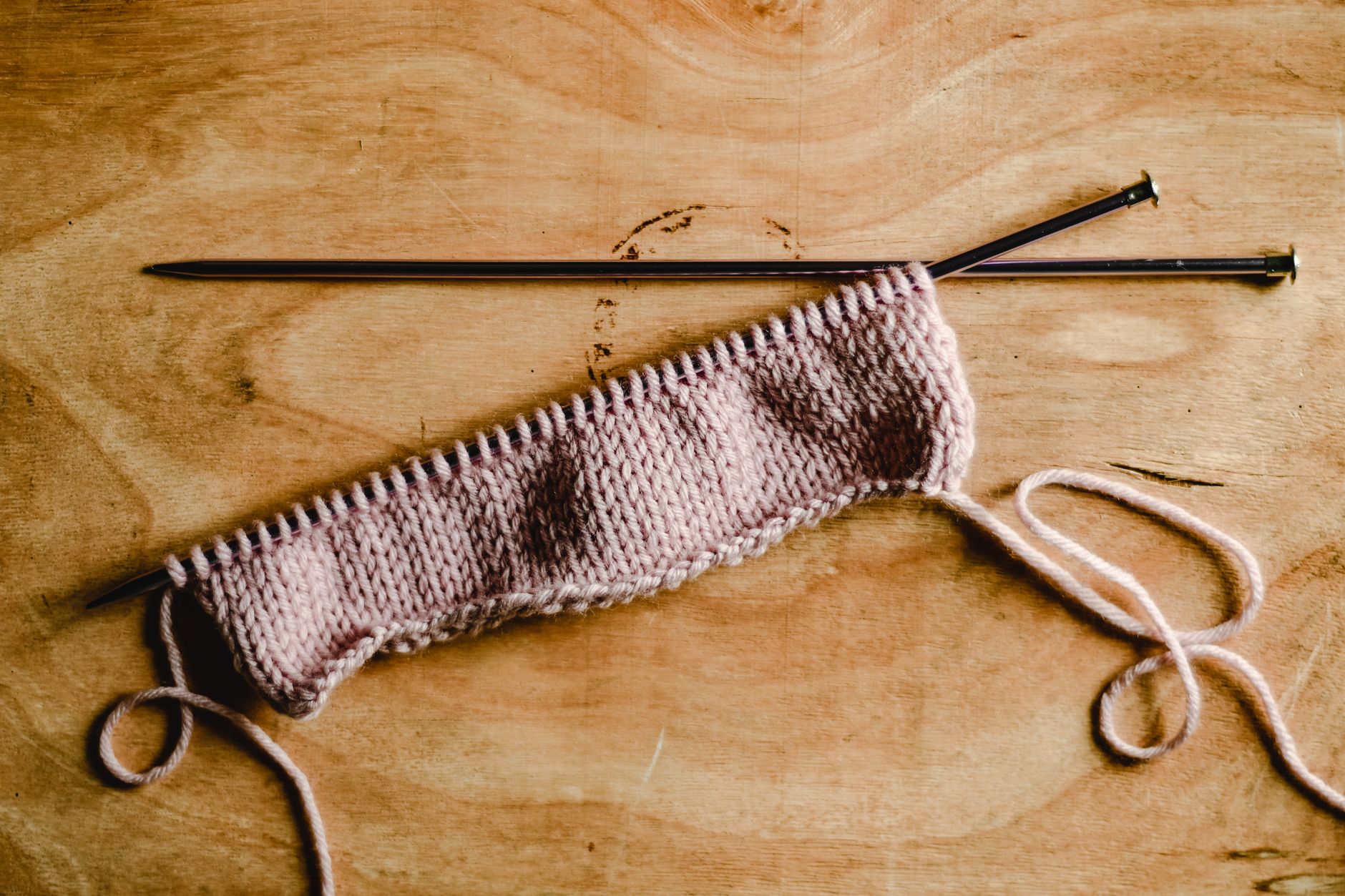 Se mettre au tricot : mes 11 pistes pour ne pas se décourager tricot debutant echantillon aiguilles droites bois Se mettre au tricot : mes 11 pistes pour ne pas se décourager