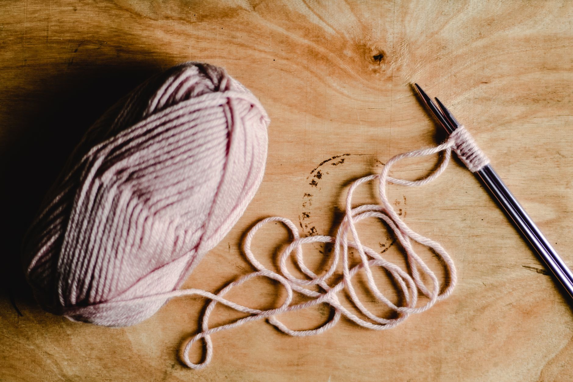 tricot debutant monter les mailles premiere aiguille Se mettre au tricot : mes 11 pistes pour ne pas se décourager