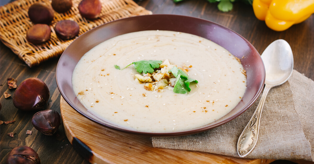 veloute de chataignes fume dans un bol avec legumes src Dans ma cuisine ce mois ci : 10 veloutés et soupes qui réchauffent (vraiment) lautomne
