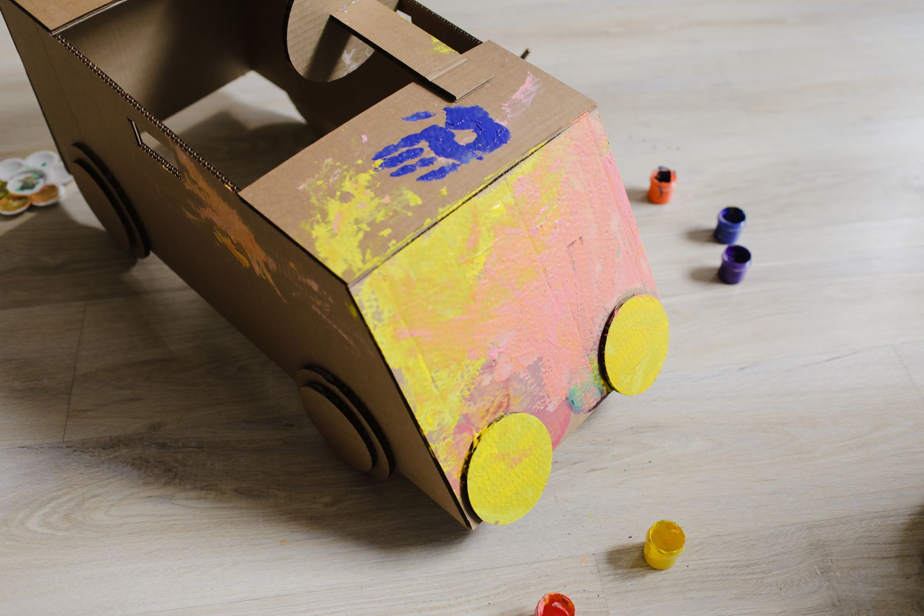 voiture carton peinte Ma petite fabrique à jouets : 10 idées DIY pour amuser les enfants