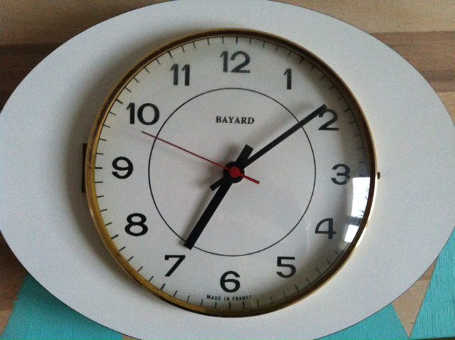 photo 415 Concentré de vie : avec une horloge vintage, de la déco et une jolie lecture