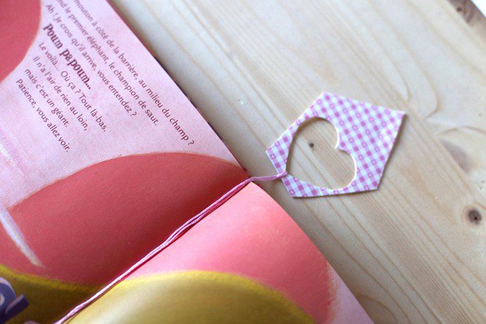 141214 diy7 690x460 DIY : Recycler ses emballages cadeaux en marque page