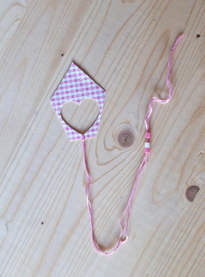 141214 diy9 690x932 DIY : Recycler ses emballages cadeaux en marque page