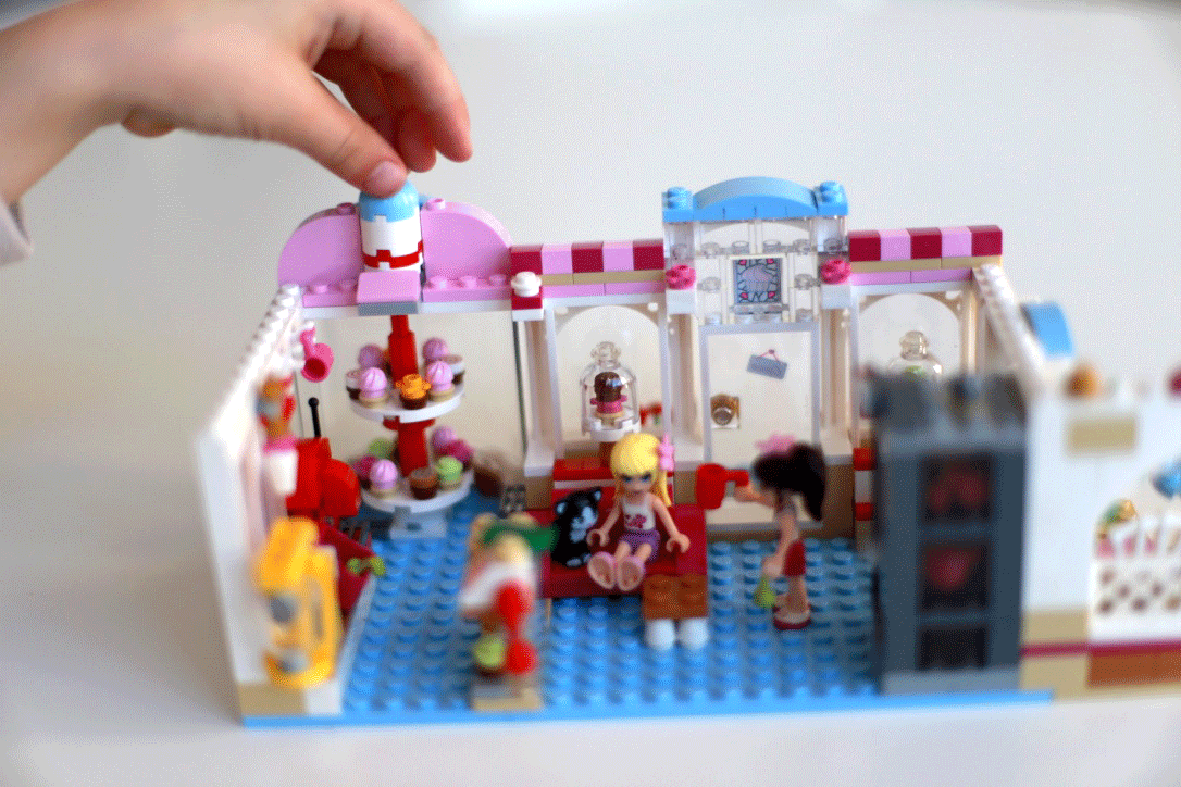 160425 legofriends1 Ca casse les briques : Le cupcake Café d’Heartlake City Legofriends