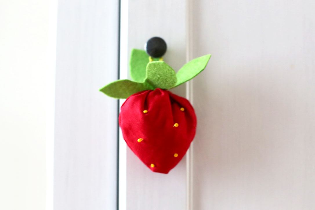 160913 fraise suspension lavande sachet Une petite fraise parfumée à la lavande à glisser dans son armoire
