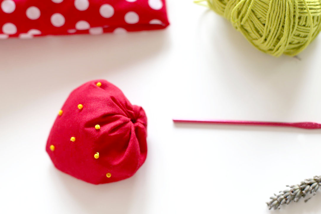 160913 sachet lavande fraise perles Une petite fraise parfumée à la lavande à glisser dans son armoire