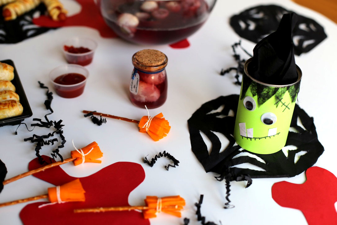 161012 table halloween frankenstein balai sang Une table de sorcière pour Halloween